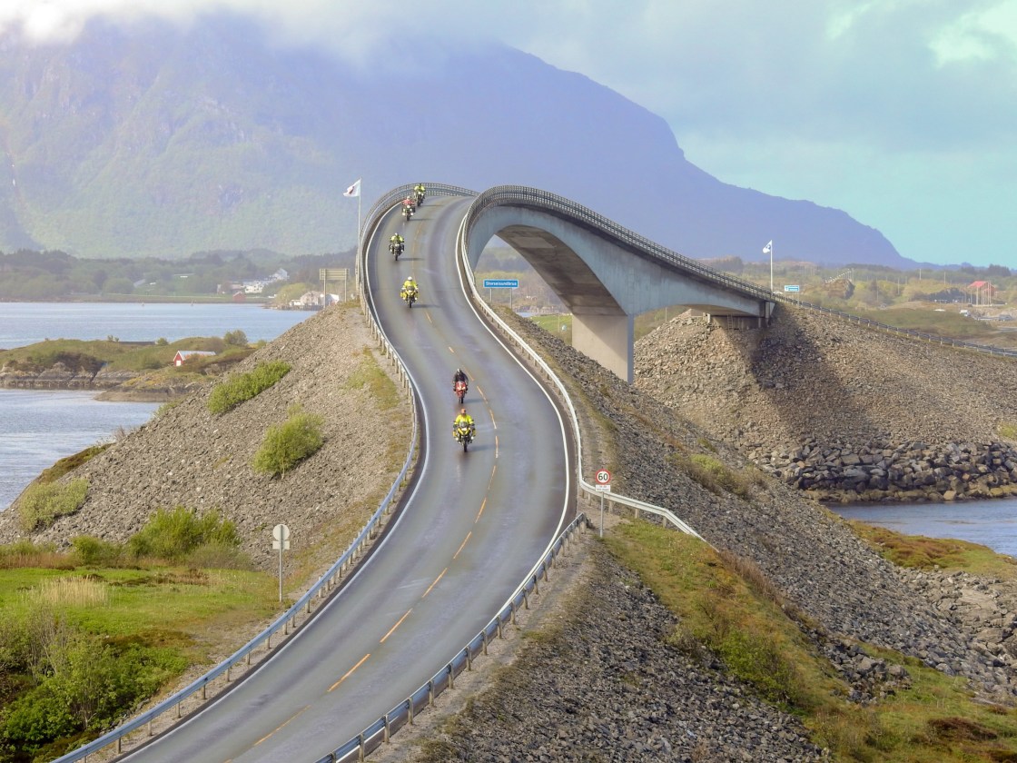 motorsyklister som kjører over Atlanterhavsveien