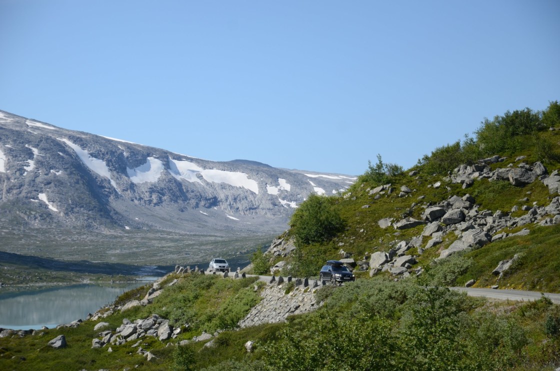 To biler langs en fjellvei, Strynefjellet