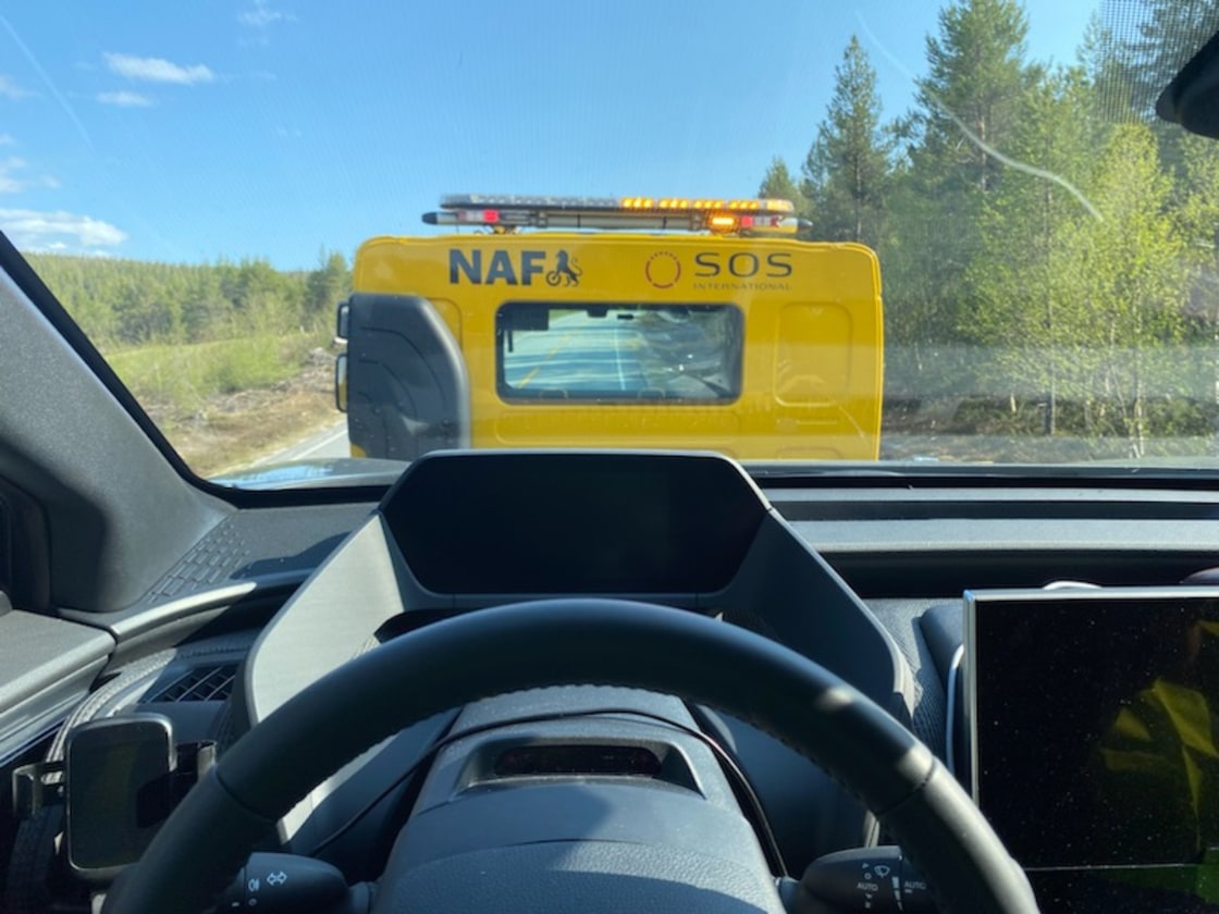 Toyota bZ4X på tur med berger