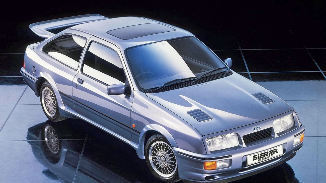 Historisk bilde av bil fra 80-tallet med spoiler.