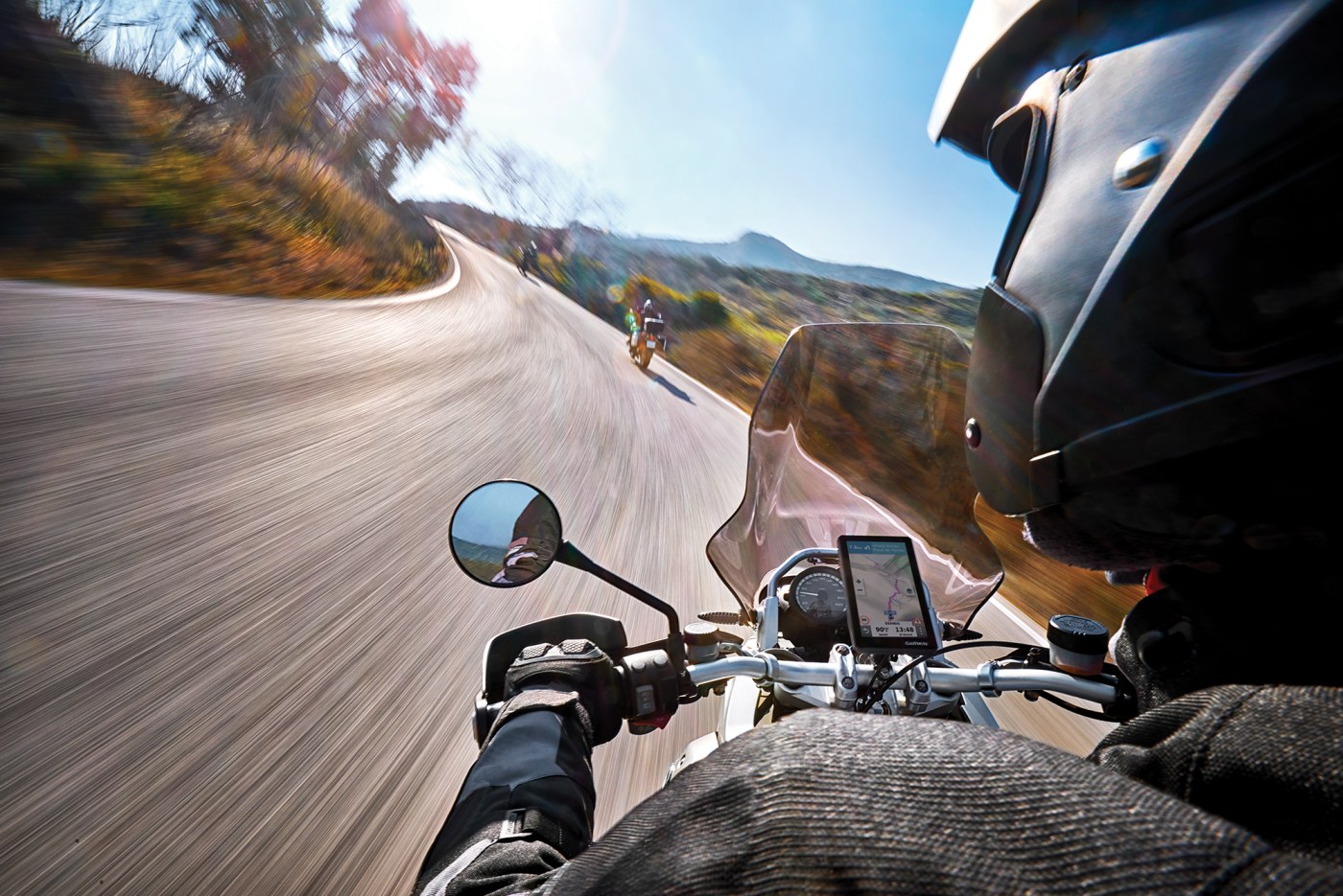 MC fører i sving på landevei