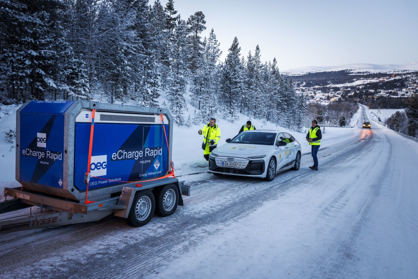 Stort batteri på henger som trekkes av en Ford F150 Elbil