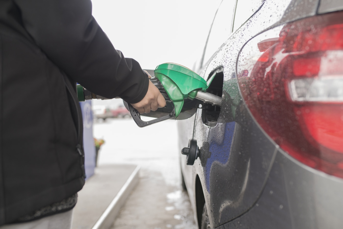 En person som fyller bensin på bilen