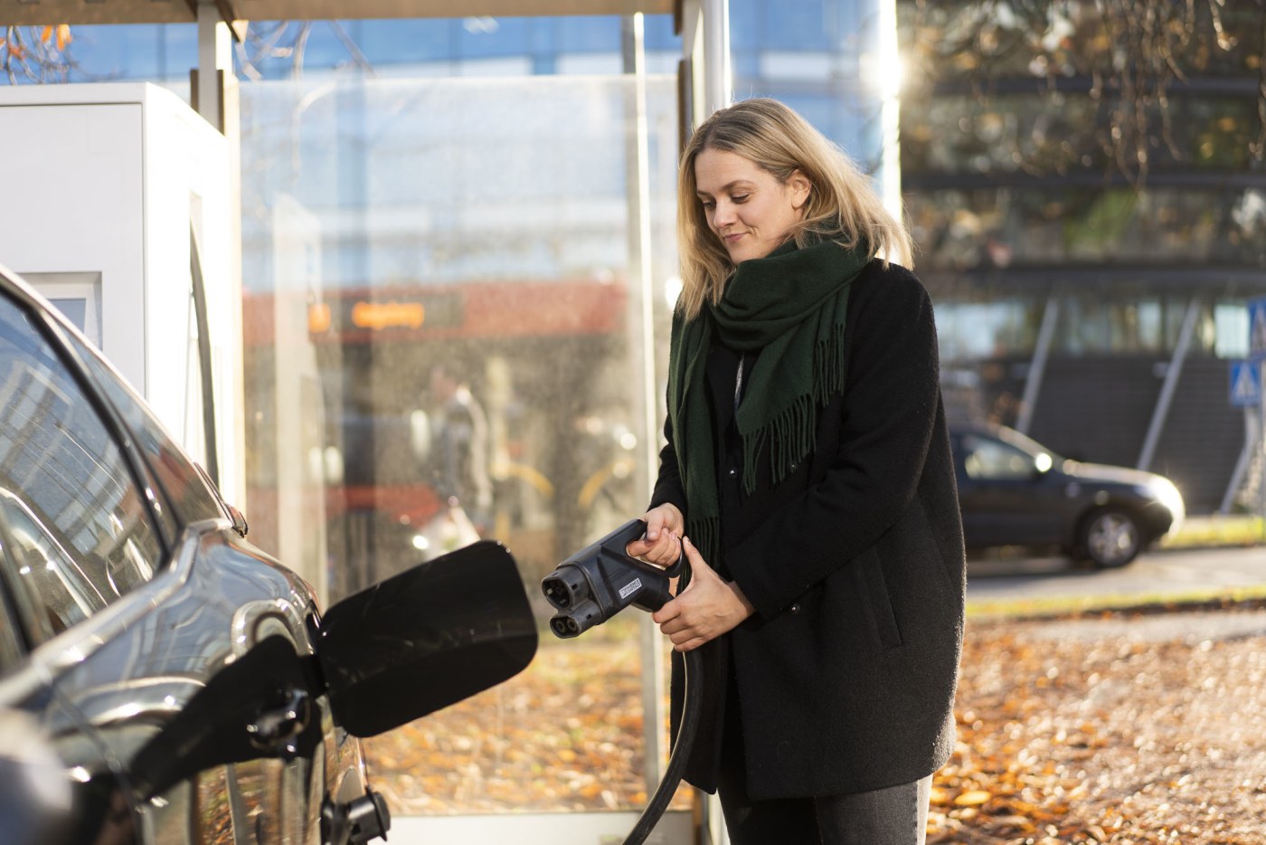Jente som lader med Elton på ladestasjon