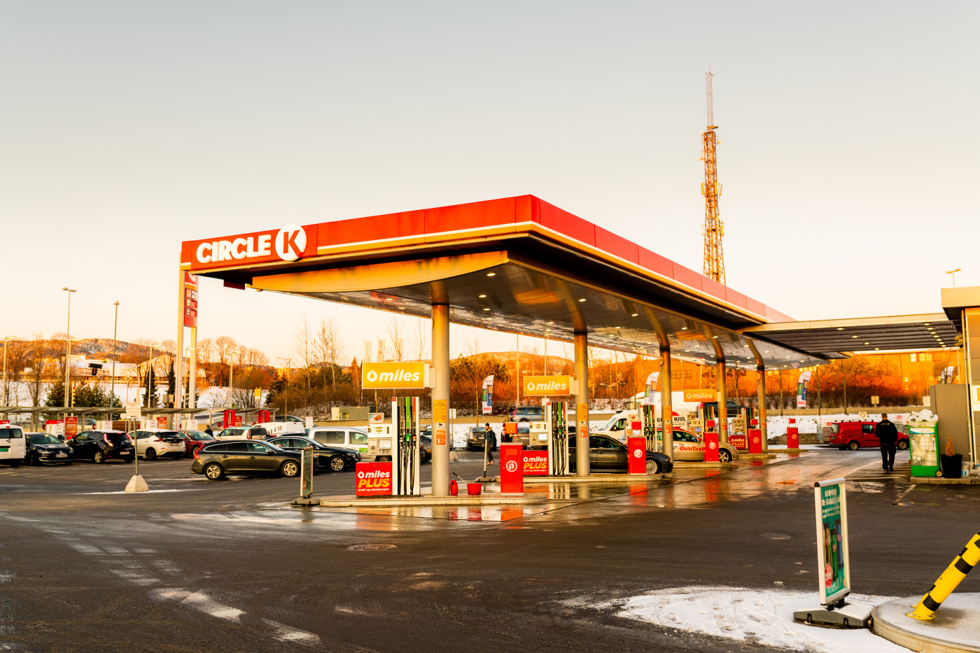 Vinterbilde Circle K stasjon- drivstoffpumper