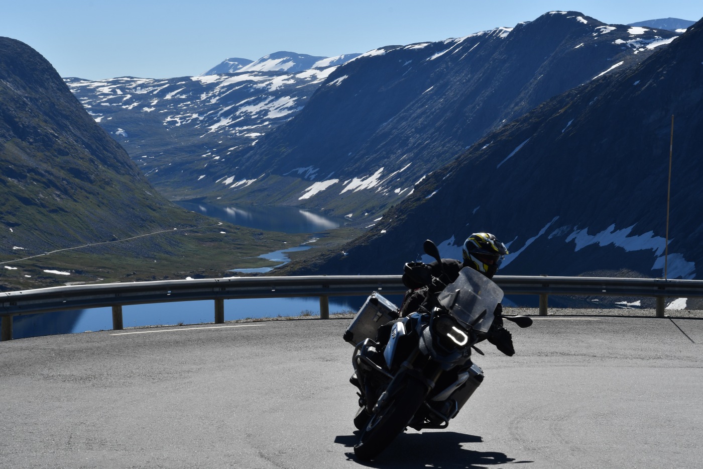 Herlige svinger i vakker natur. Det er dette du ønsker deg på en motorsykkeltur.  