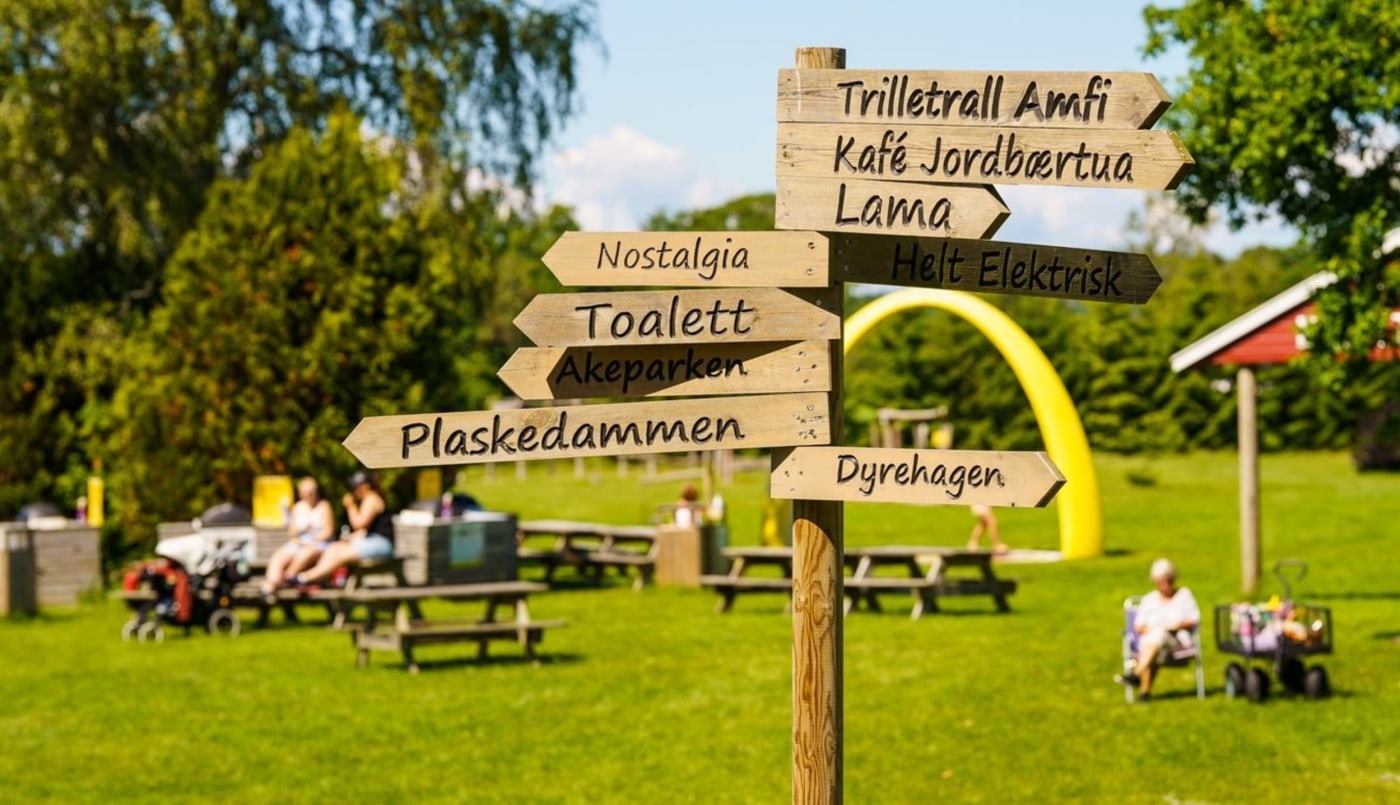 Skilt viser ulike attraksjoner