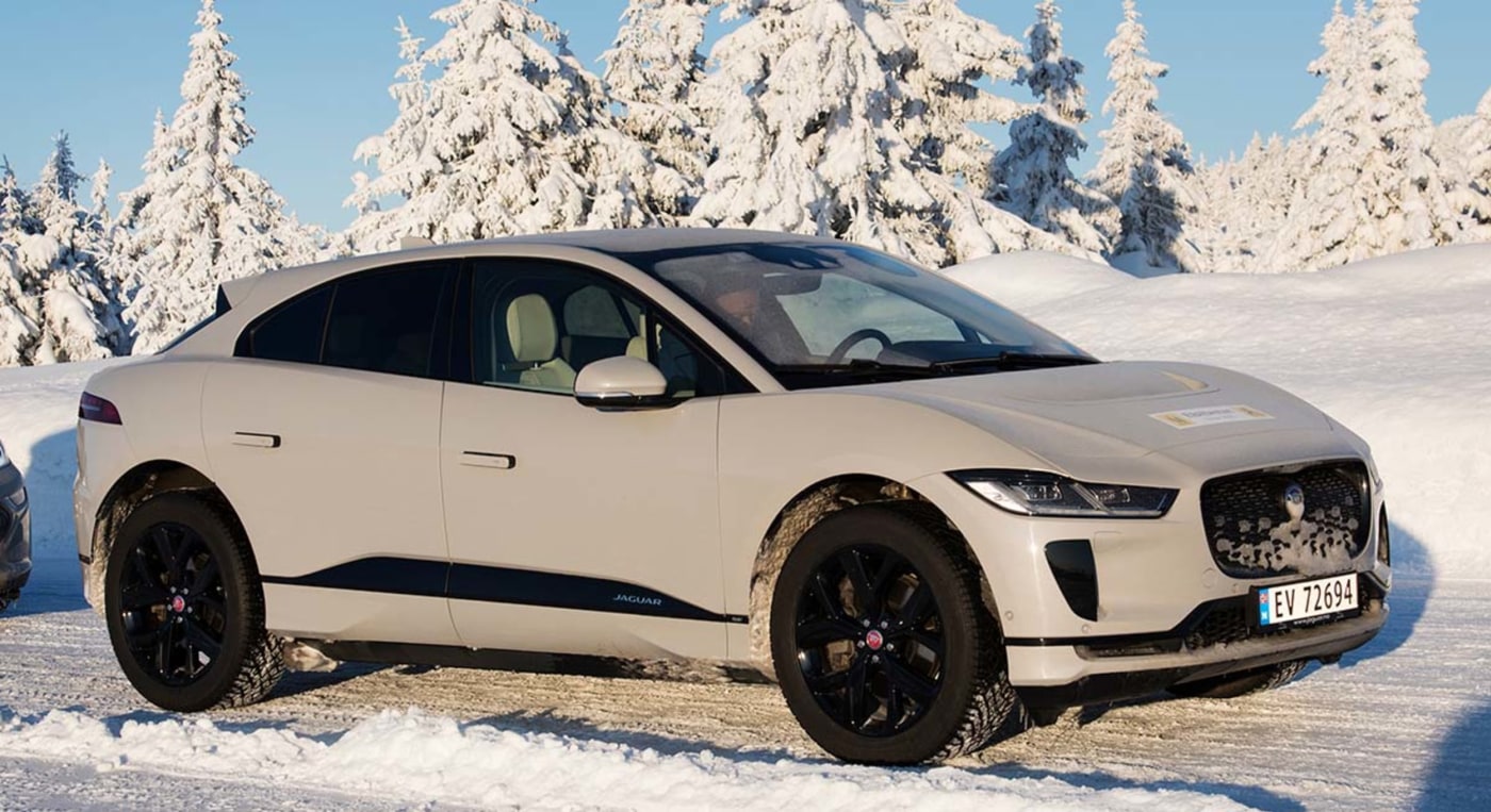 gråhvit bil i vinterlige omgivelser