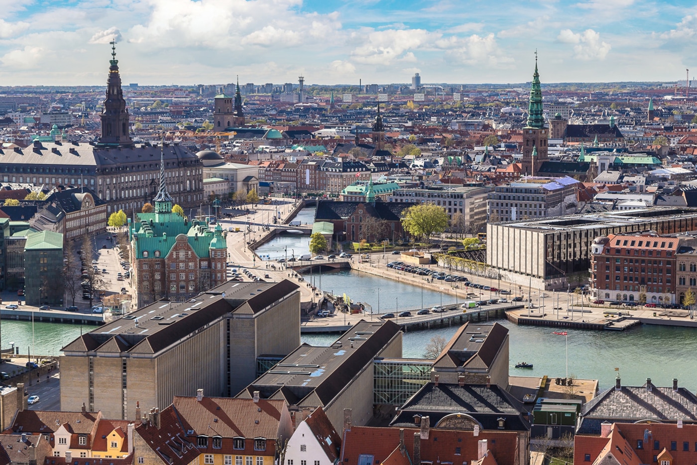 Biler kjører over broer i København sentrum
