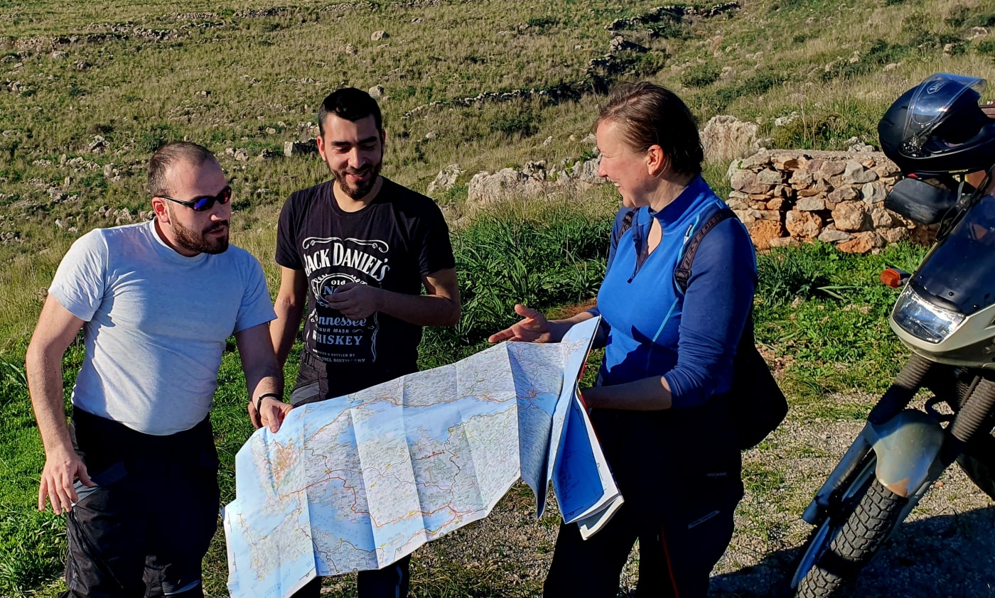 Vi liker å ha med fysiske kart på tur. Her får vi anbefalinger av lokale motorsyklister på Peloponnese. 