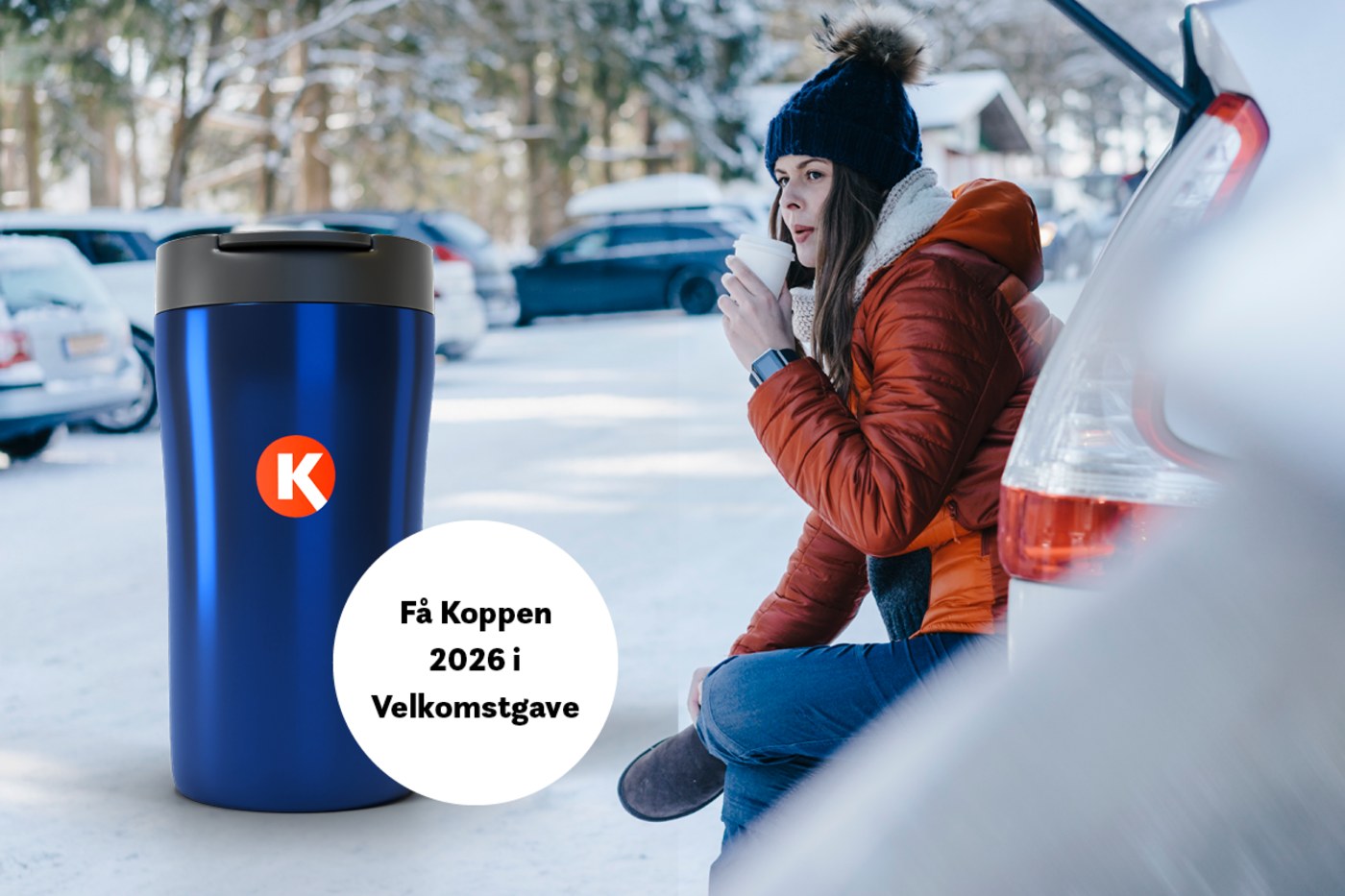 Dame drikker kaffe i bilen og bilde av circle k koppen