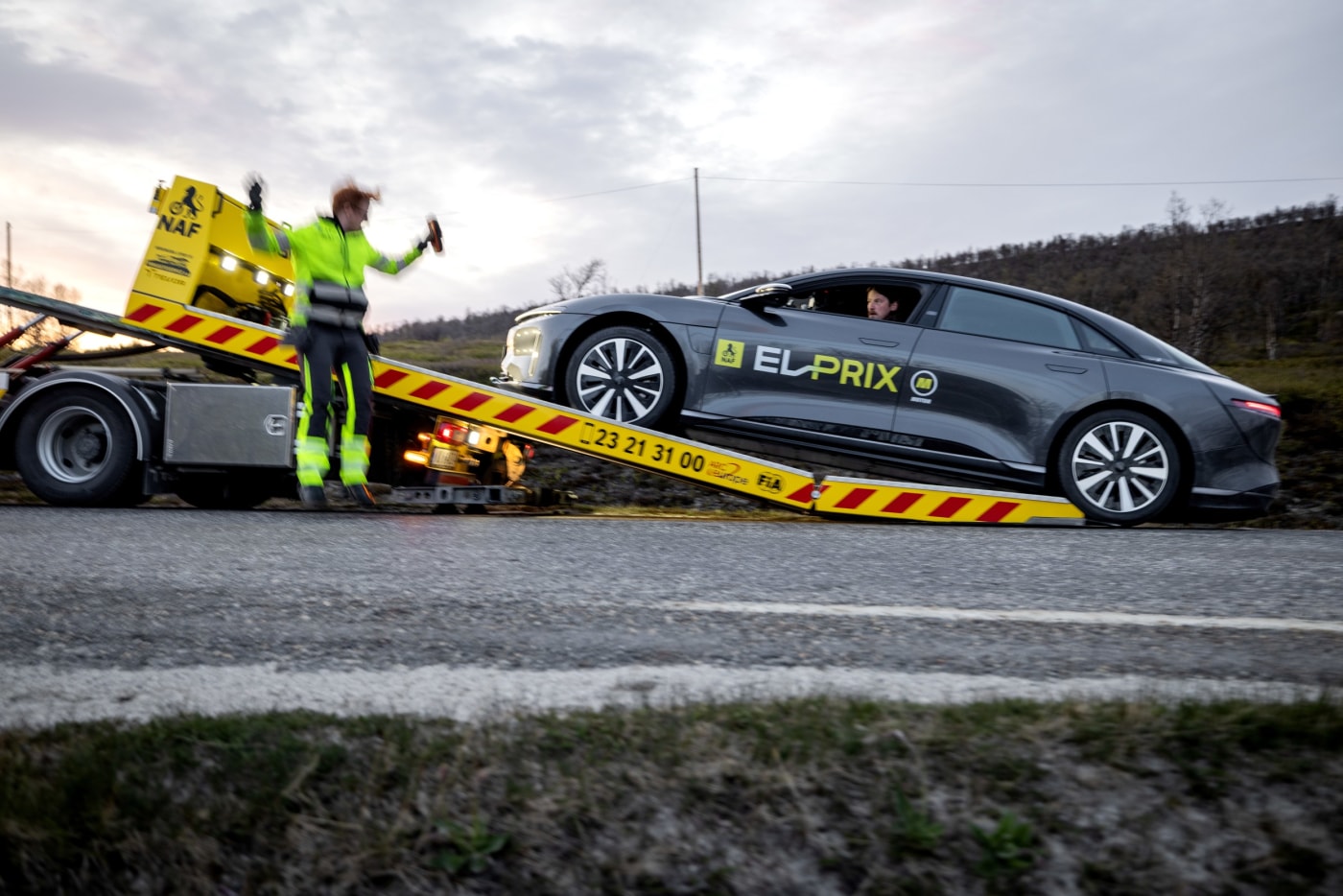 bil trekkes opp på bergingsbil