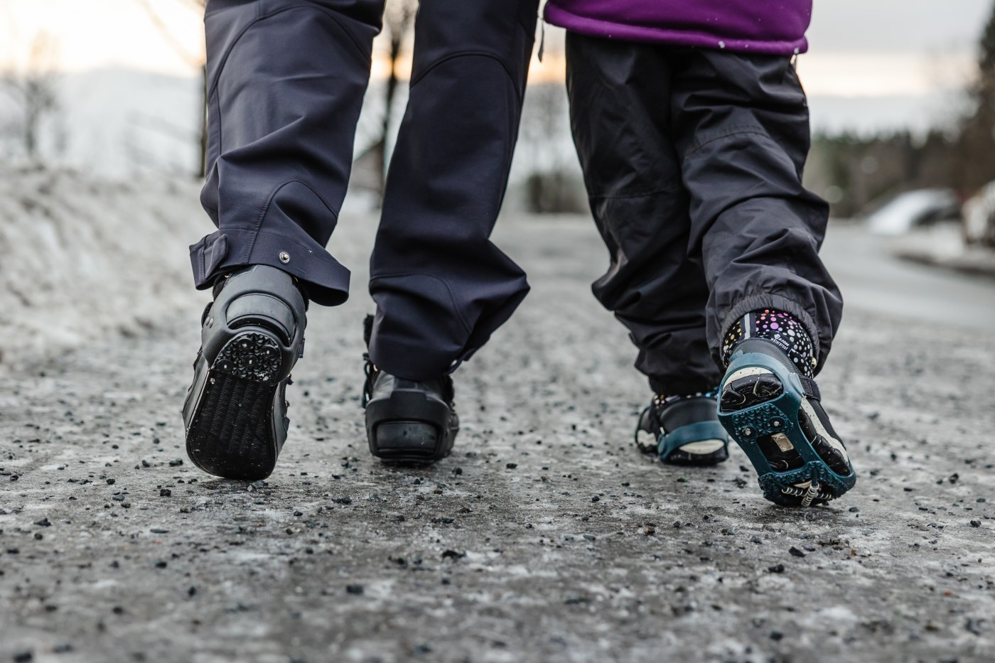 Par som går tur med bredder på skoene 