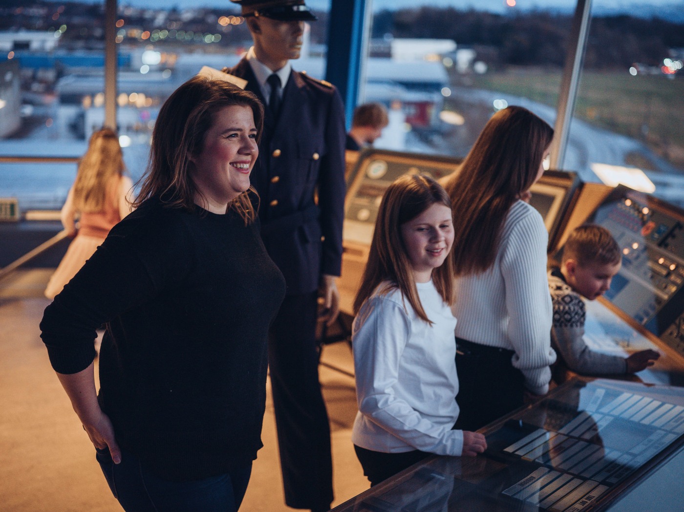 Barn og voksne i flytårn på Norsk Luftfartsmuseum