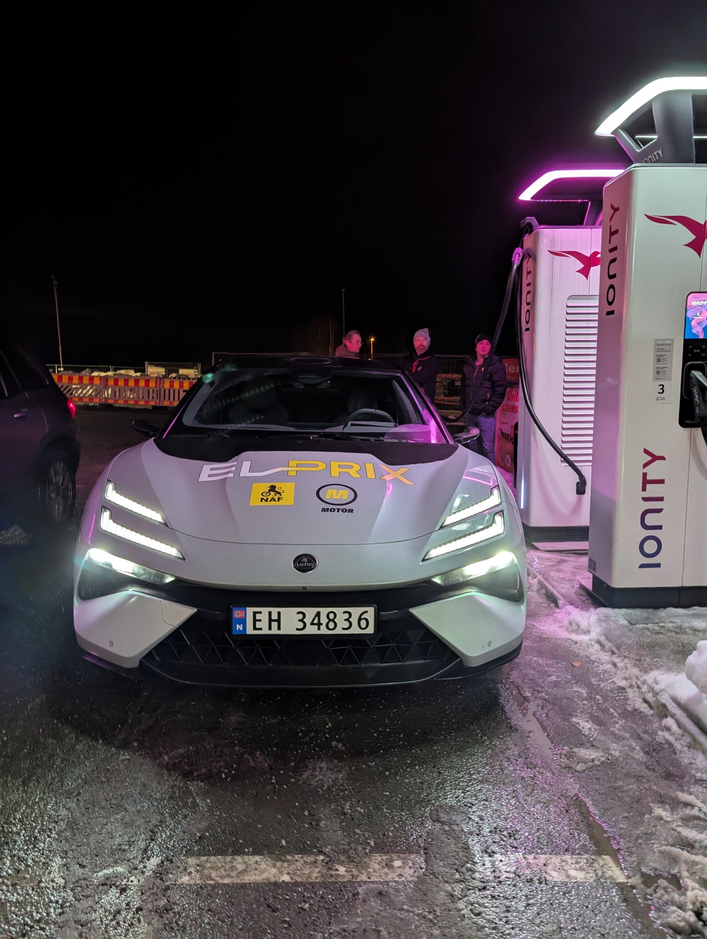 Lotus Emeya ved ladesøylen på Dal