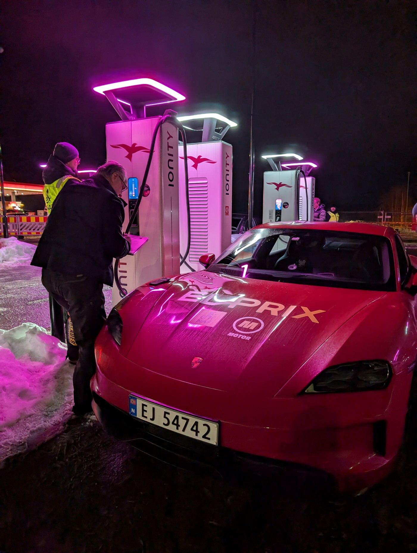 Rød Porsche Taycan lades i kulda på Dal.