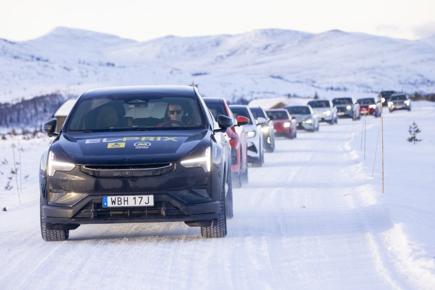 Sort Polestar 3 i forkant av en lang rekke biler. 