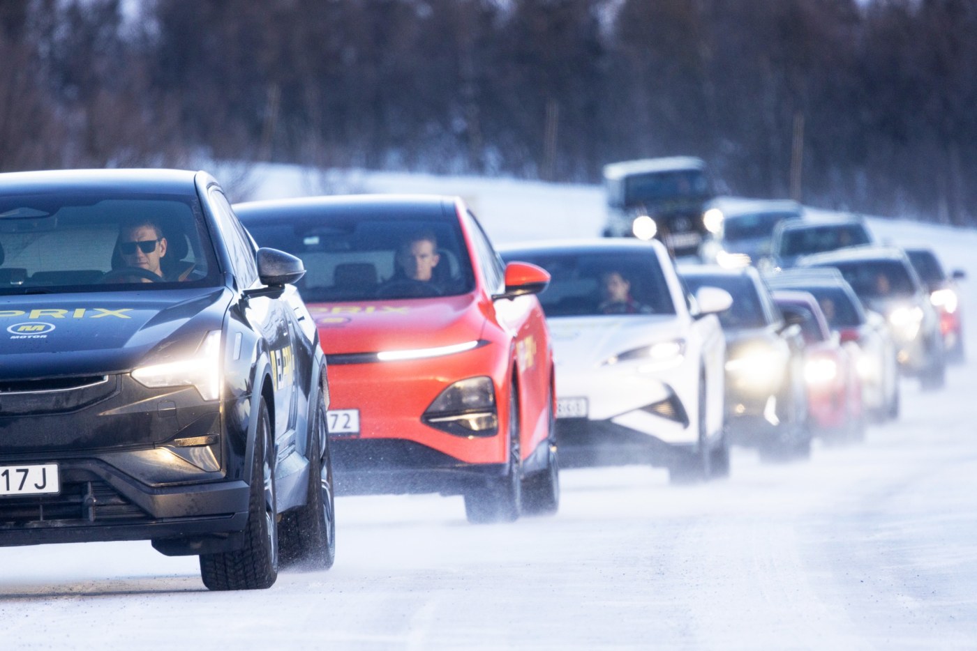 biler kjører på fjellet
