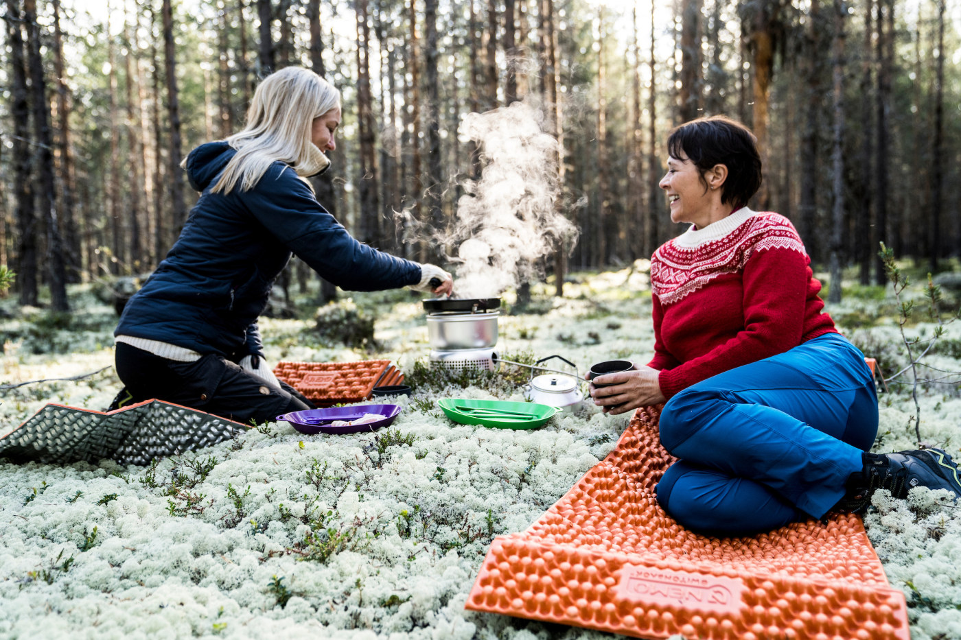 To jenter lager mat i friluft