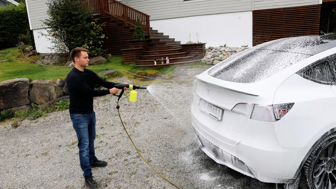Mann sprayer skum på bil