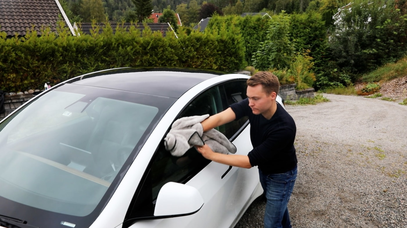 Mann tørker bil
