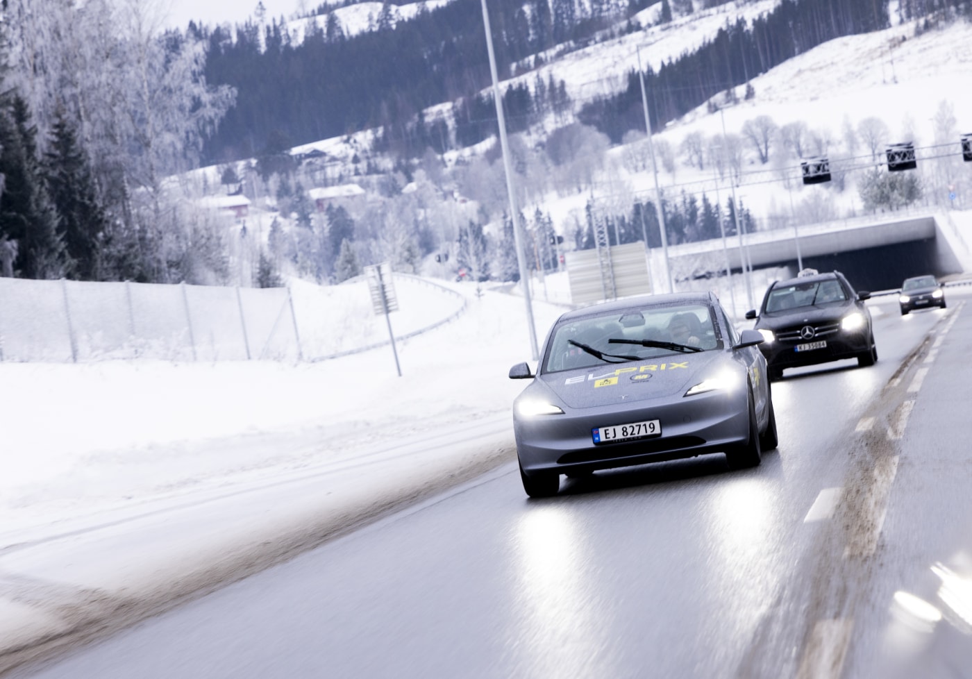 Grå Tesla Model 3.