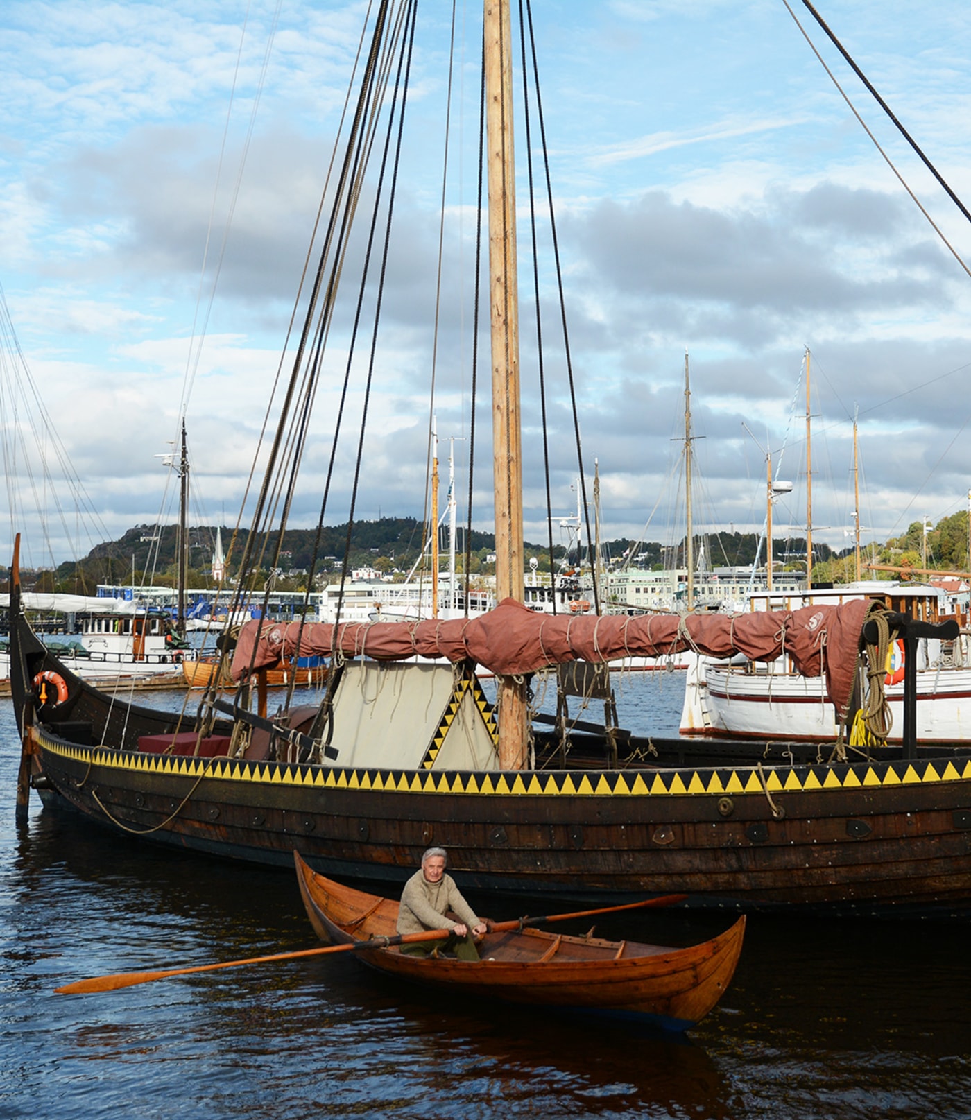 Kopi av vikingskip på vannet