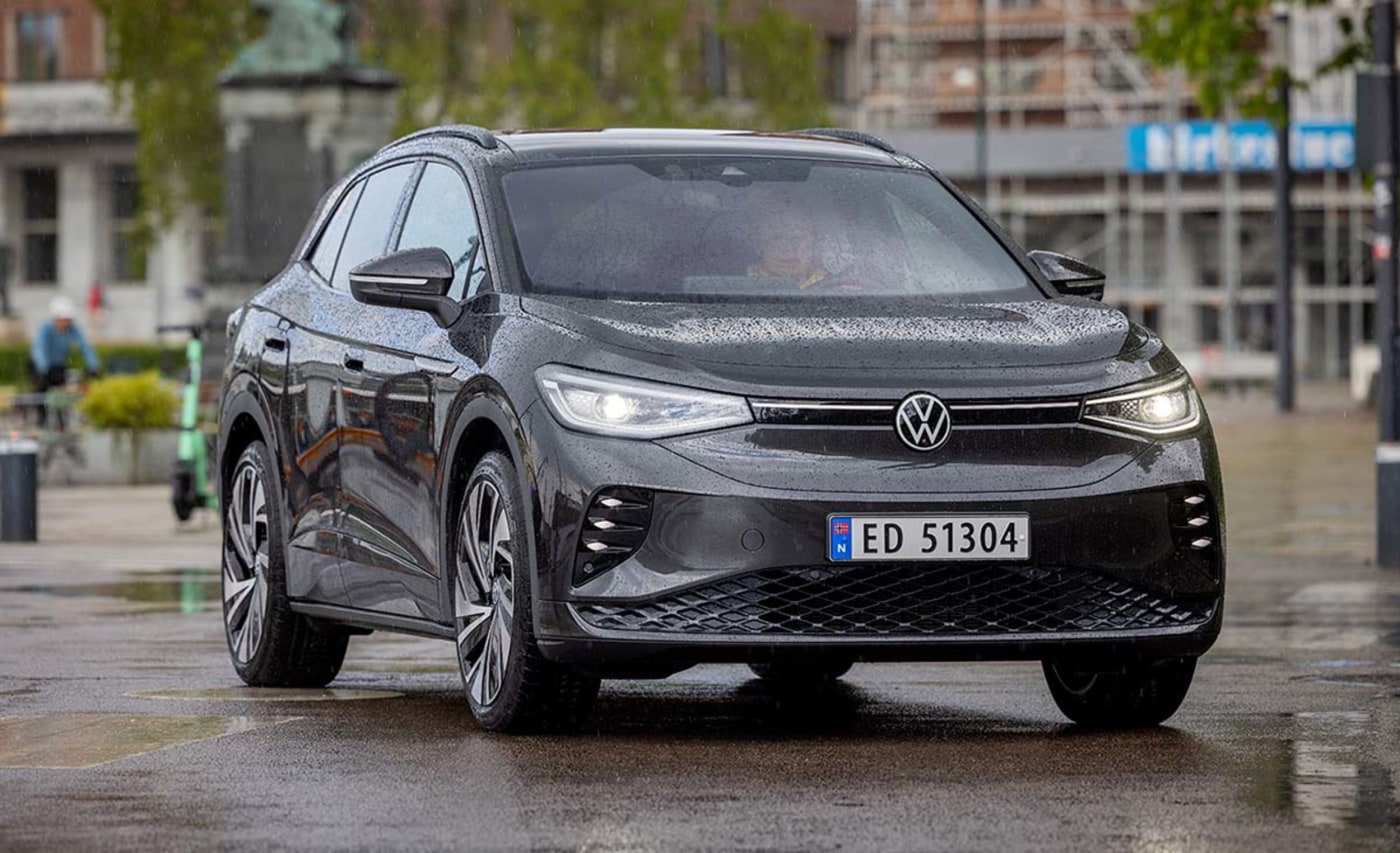 sort bil parkert i regnet i byen