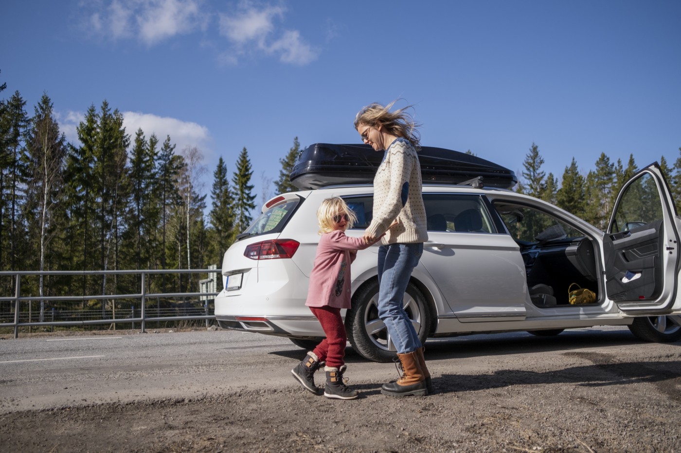 familie ved parkert leiebil