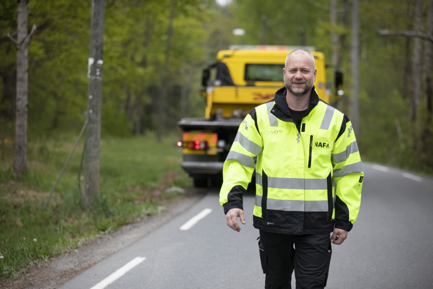 Bilberger fra NAF foran en veihjepsbil