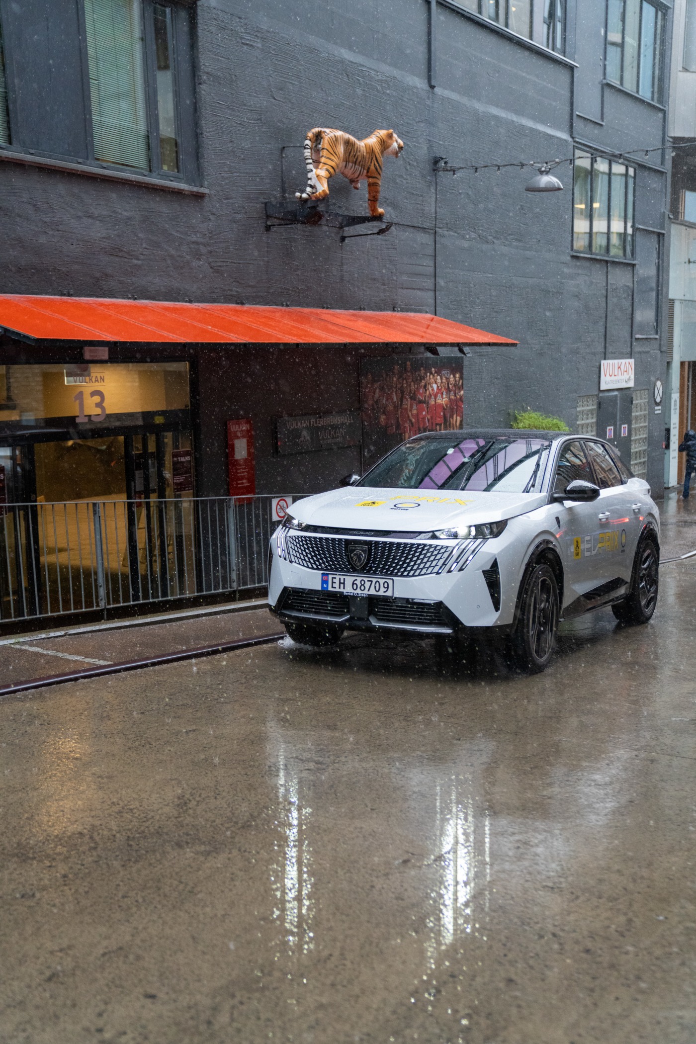 Hvit Renault Scenic på Vulkan i Oslo