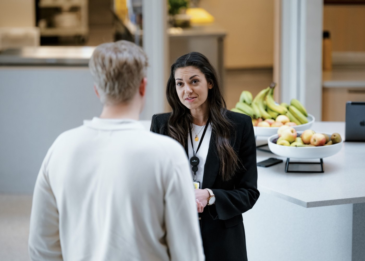 kvinne fra naf advokat snakker med ung mann