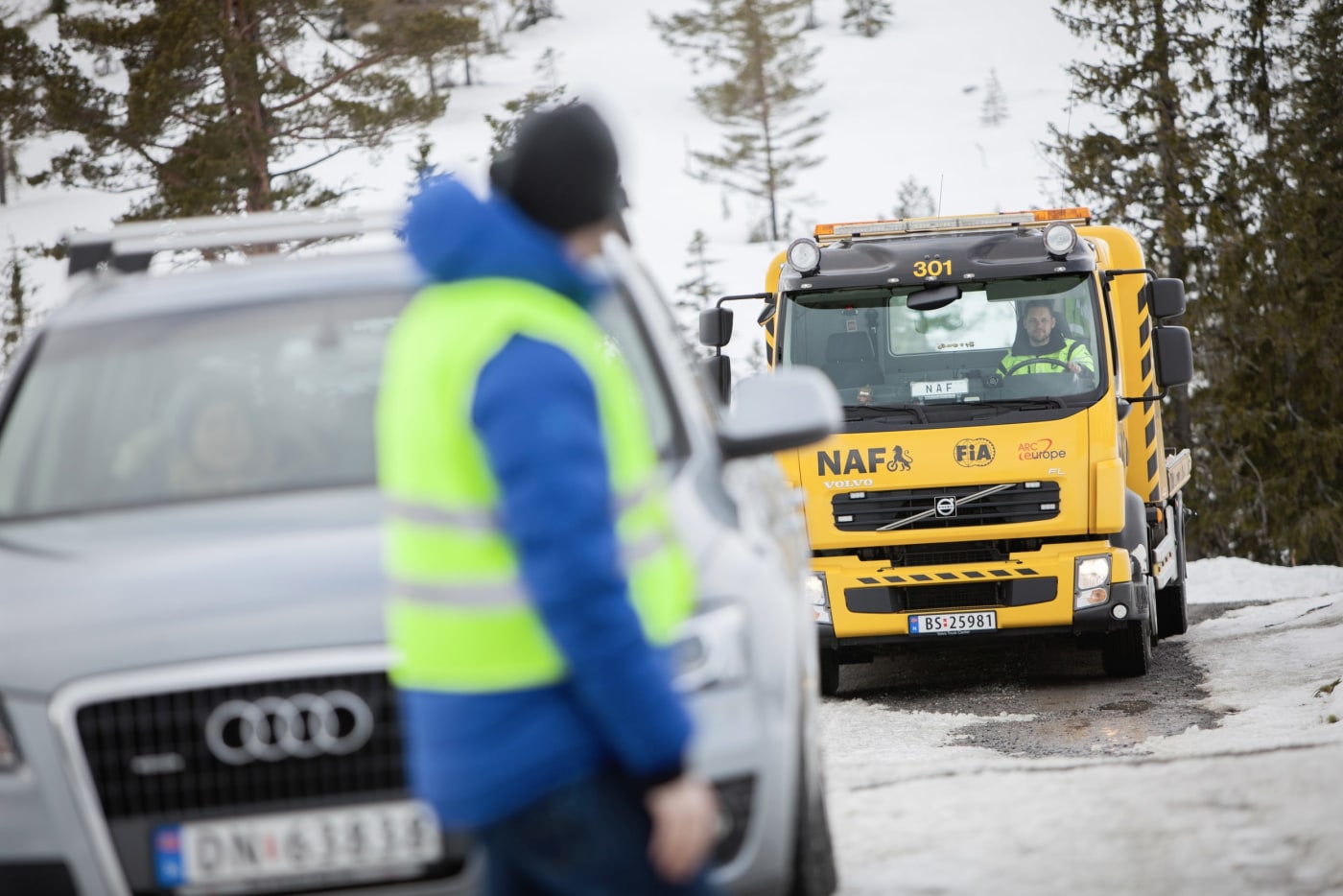 NAF bil kjører mot bil som har fått stopp på veien
