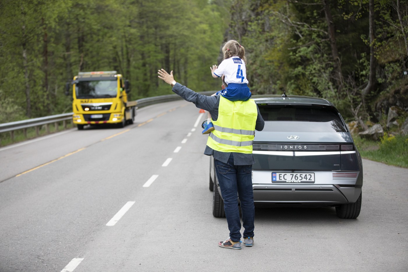 Elbil som blir hentet med bilberger