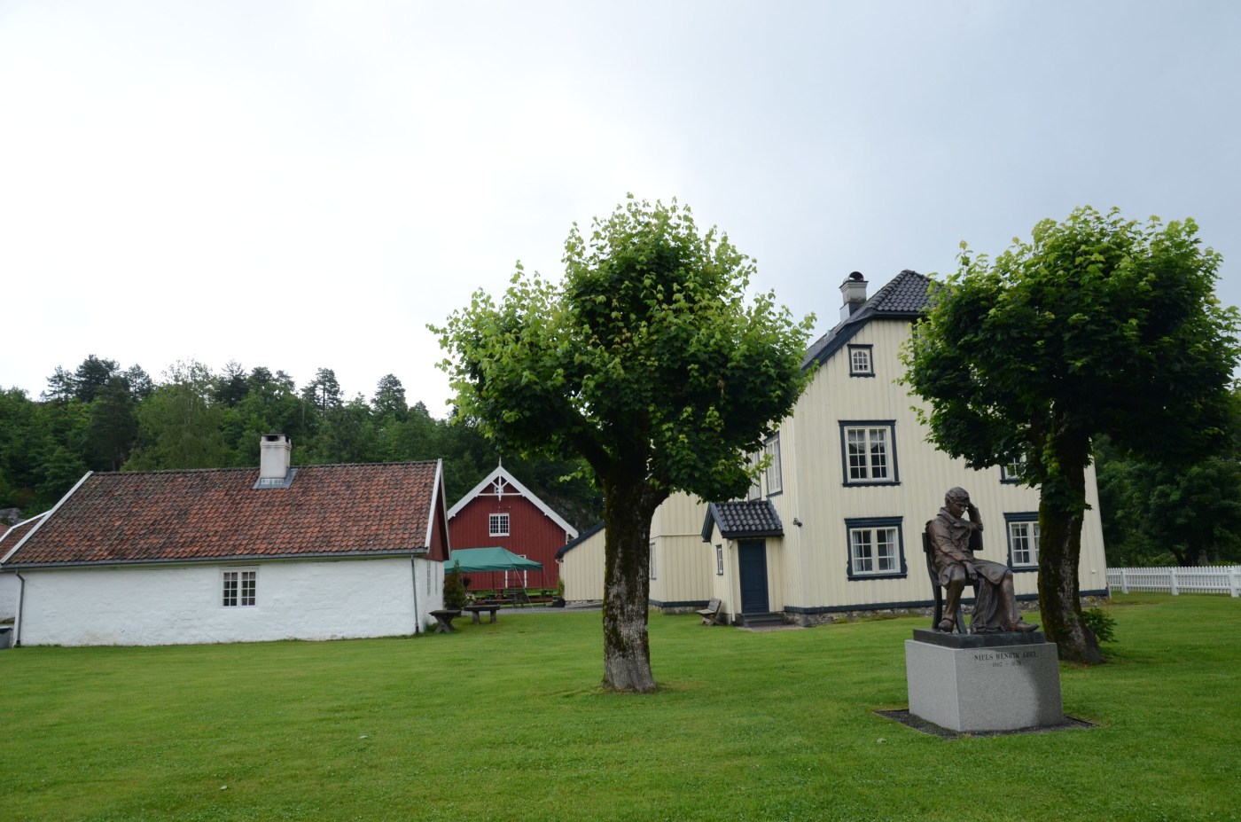 Froland verk med gamle hus og trær