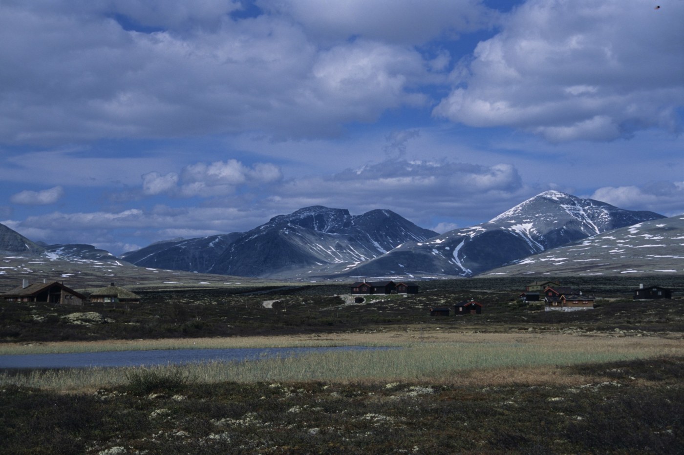 Rondane med lett snøkledde fjelltopper