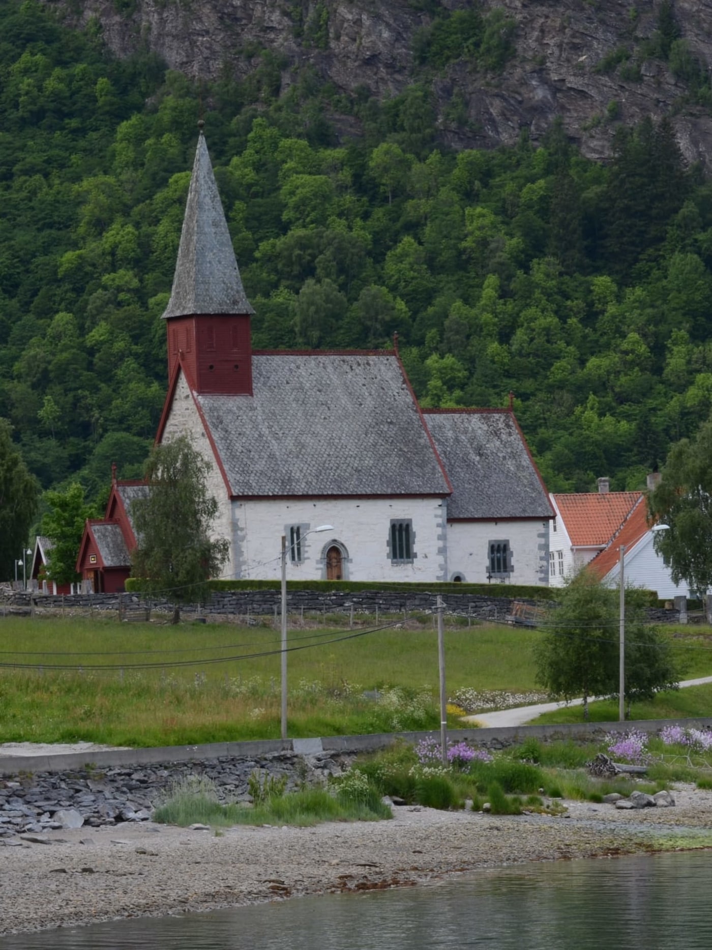 Rød og hvit, Dale kirke i Luster