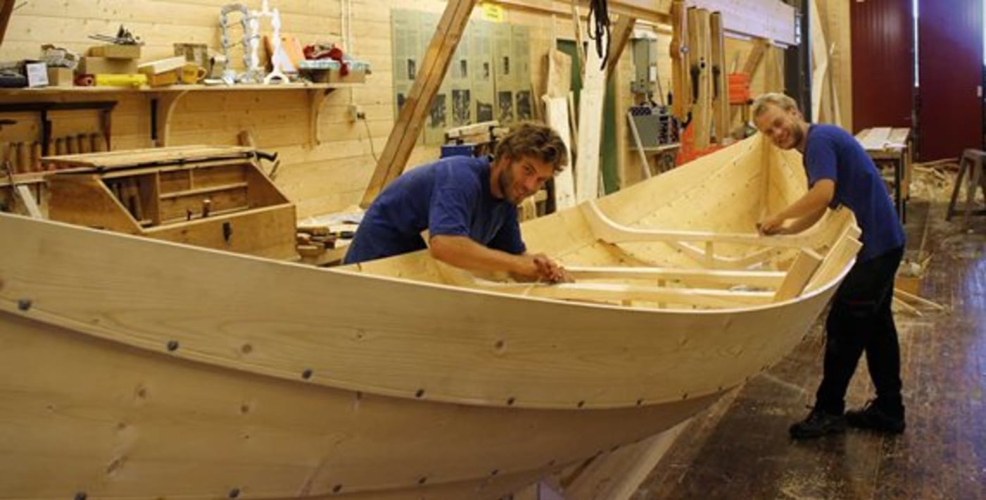 Båtbyggere bygger båt. 