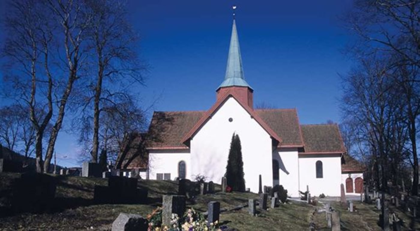 Haslum kirke. Kirke i mur og med høyt spir. 