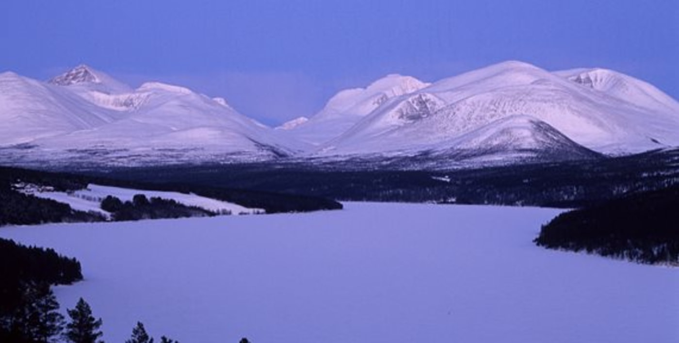 Atnasjøen og snødekte fjell.