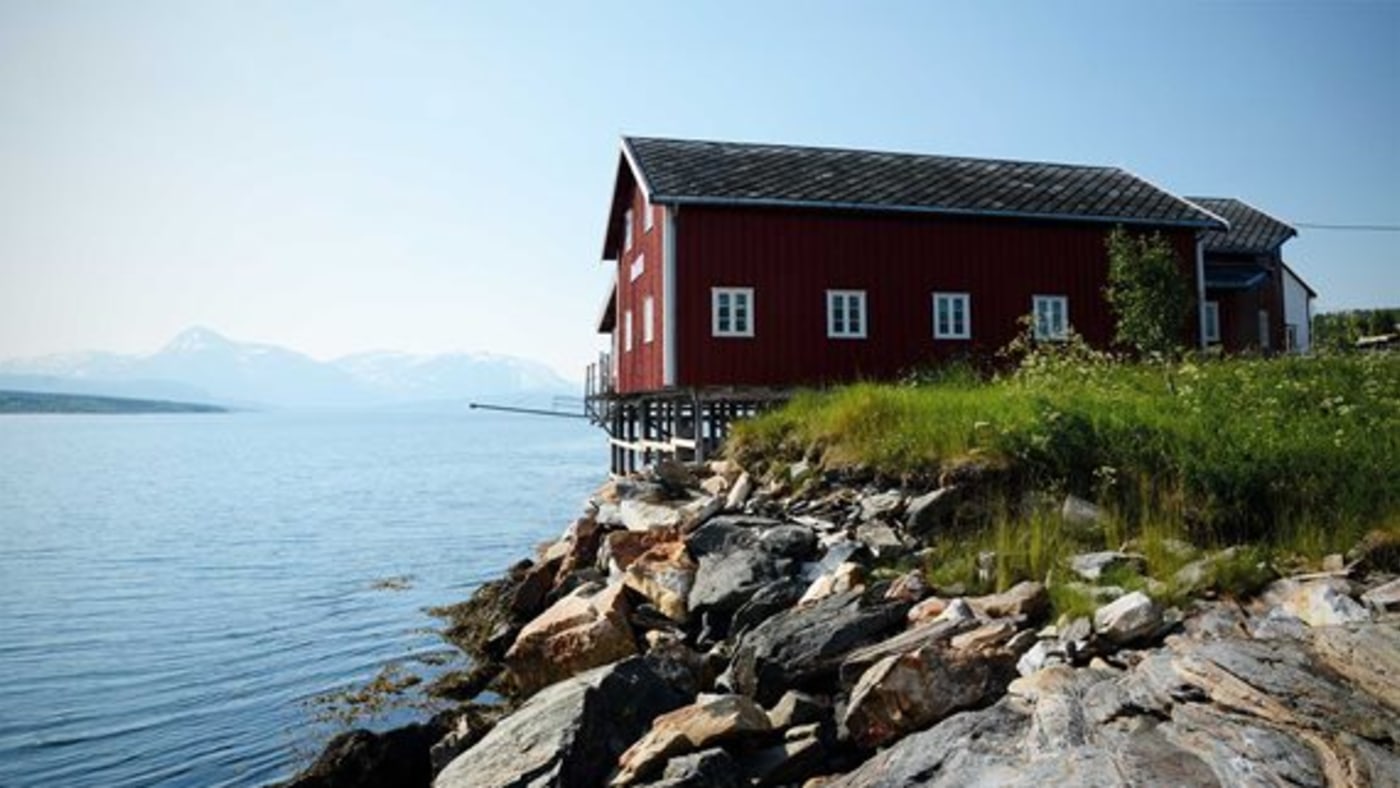 Handelssted. Hus på fjell i vannskorpa. 
