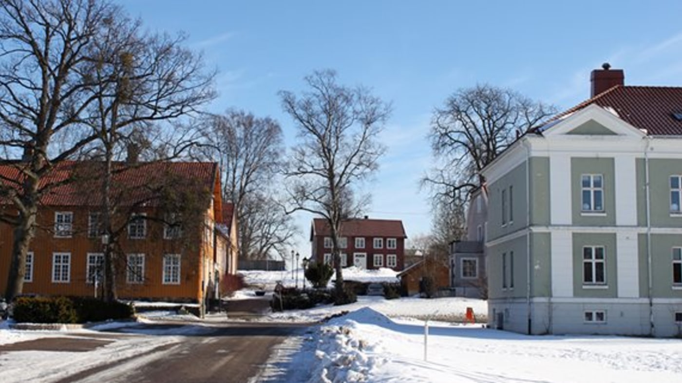 Karljohansvern. En rekke praktbygg i empirestil. 
