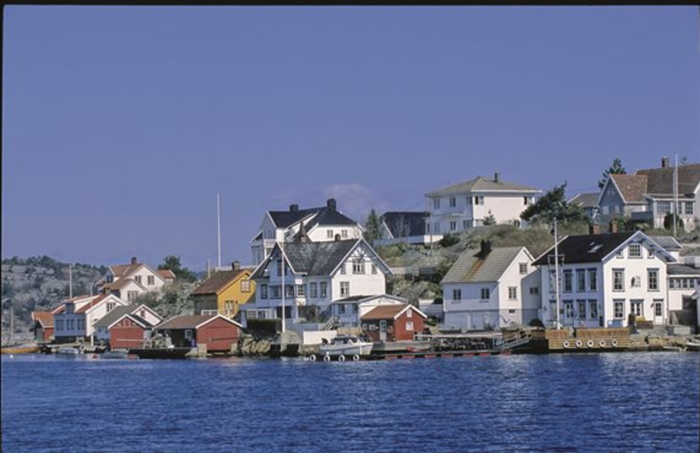 Havnen i Lyngør. Tett i tett med trehusbebyggelse. 