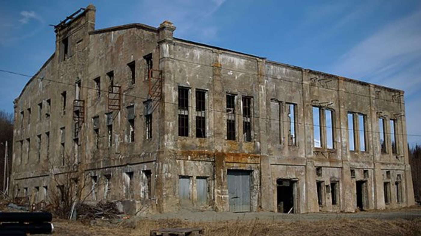 Salangsverket. Gammelt, forlatt murbygg, uten vindusglass. 
