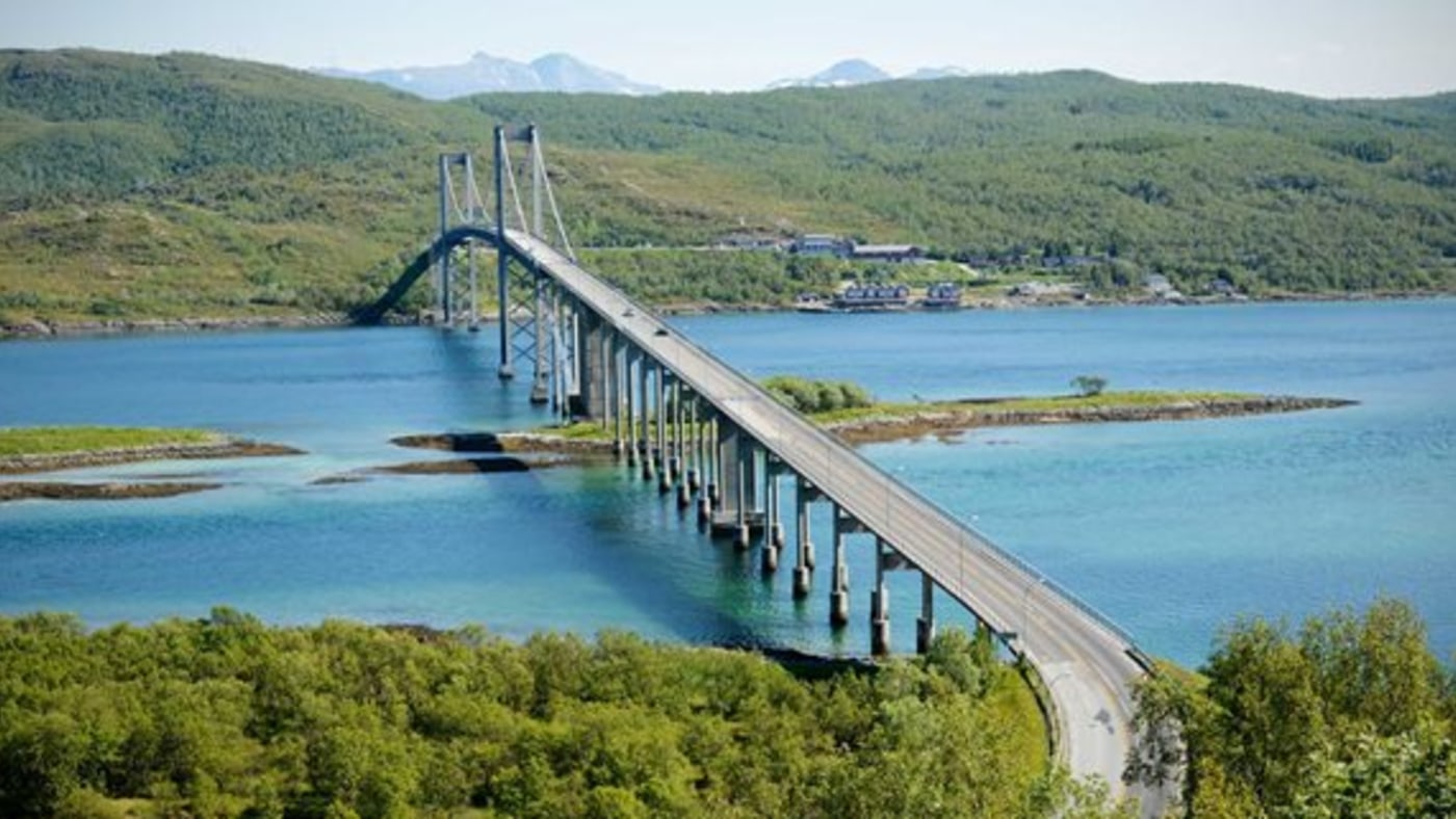 Tjeldsundbrua. Lang bru over vann.  