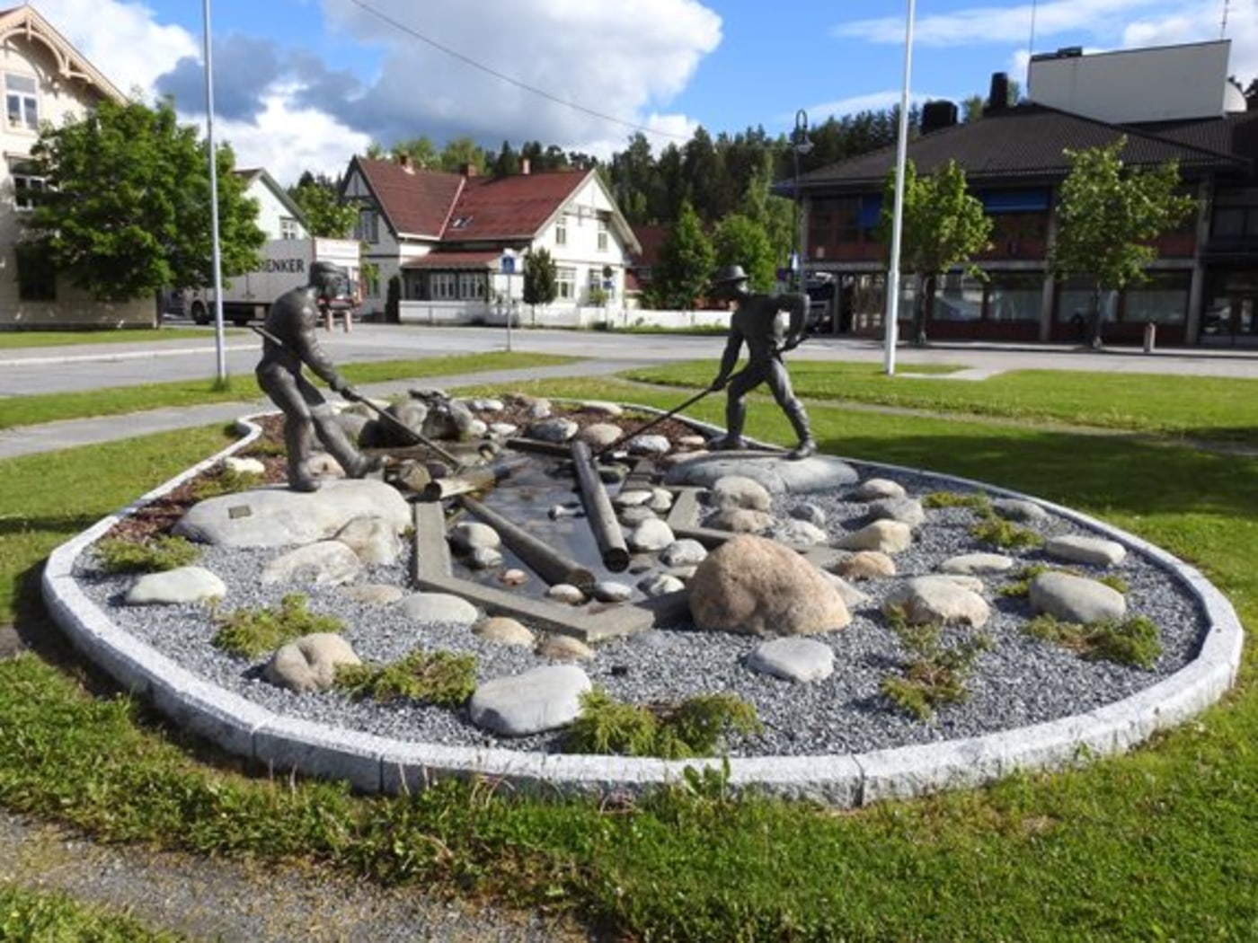 Monument med to menn som fløter tømmer.