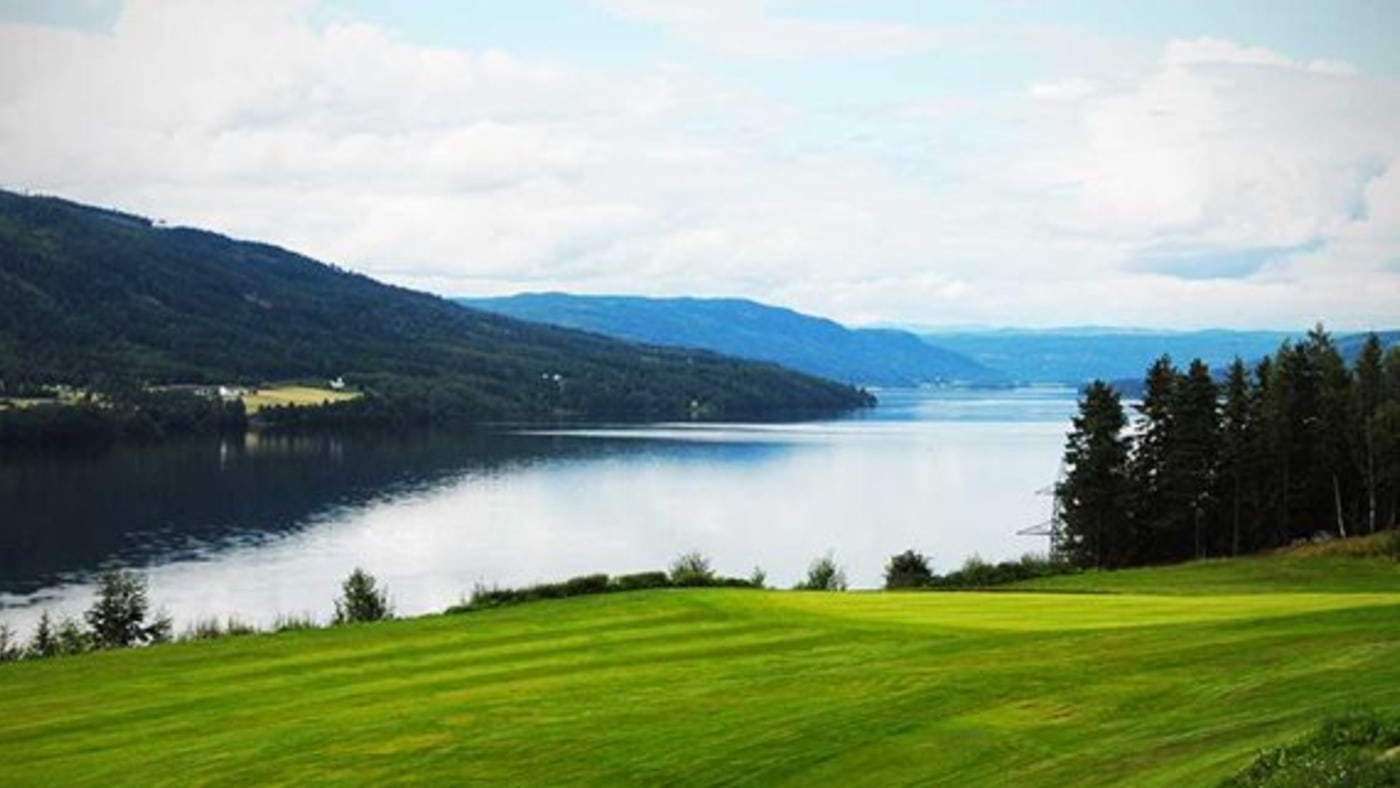 Randsfjorden i frodig landskap.