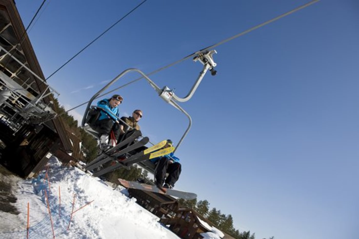 Ski- og brettkjørere i skiheisen ved Kongsberg skisenter. 