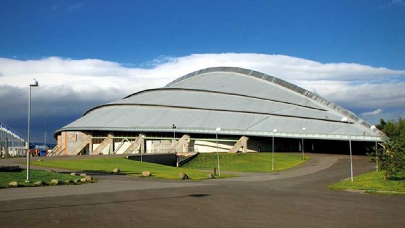 Profileringsbygget, Vikingskipet. Ser ut som et skip, opp-ned. 