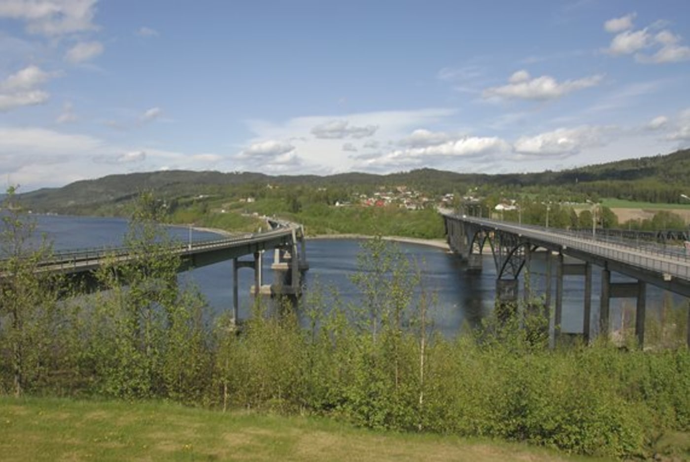 Bruene over Mjøsas sørende. 